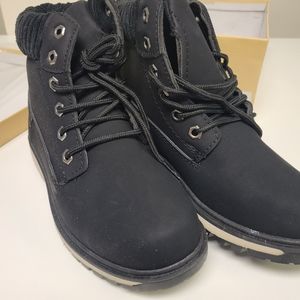 YOKI Black Sude like material combat books, never worn. Size 6